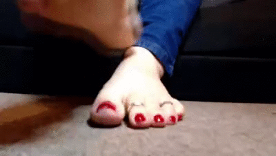 Gully reccomend woman shows feet public with delicious toes varnished