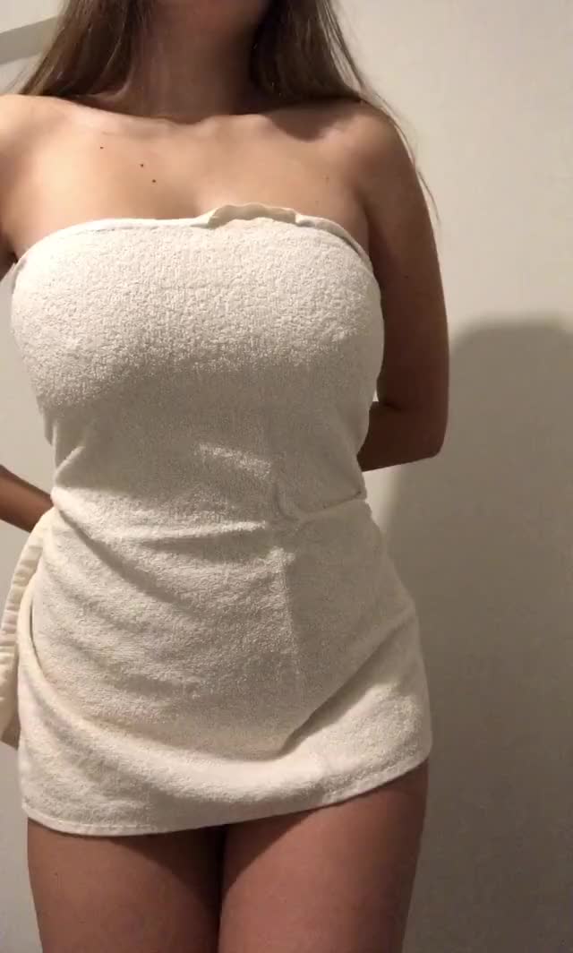 Scarlett johansson exposed showing juicy titties