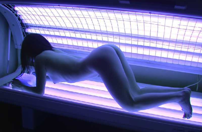 Hot naked girls in the tanning bed