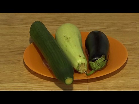 Teen stretches hairy pussy with zucchini