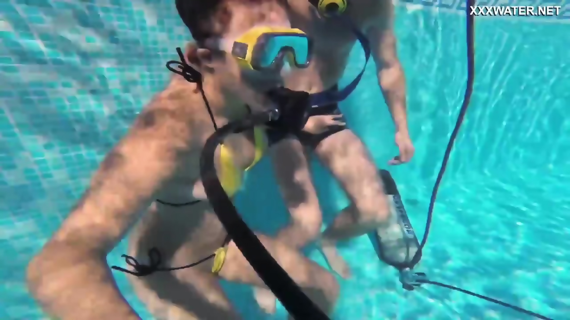 Blonde tries fucking underwater scuba