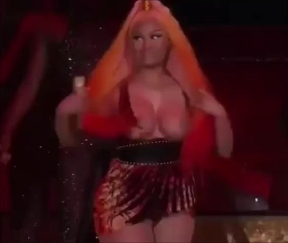 Nicki minaj flashing tits concert